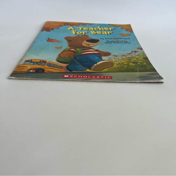 A teacher for Bear by Anne-Marie Pace, children’s paperback book - Picture 4 of 16